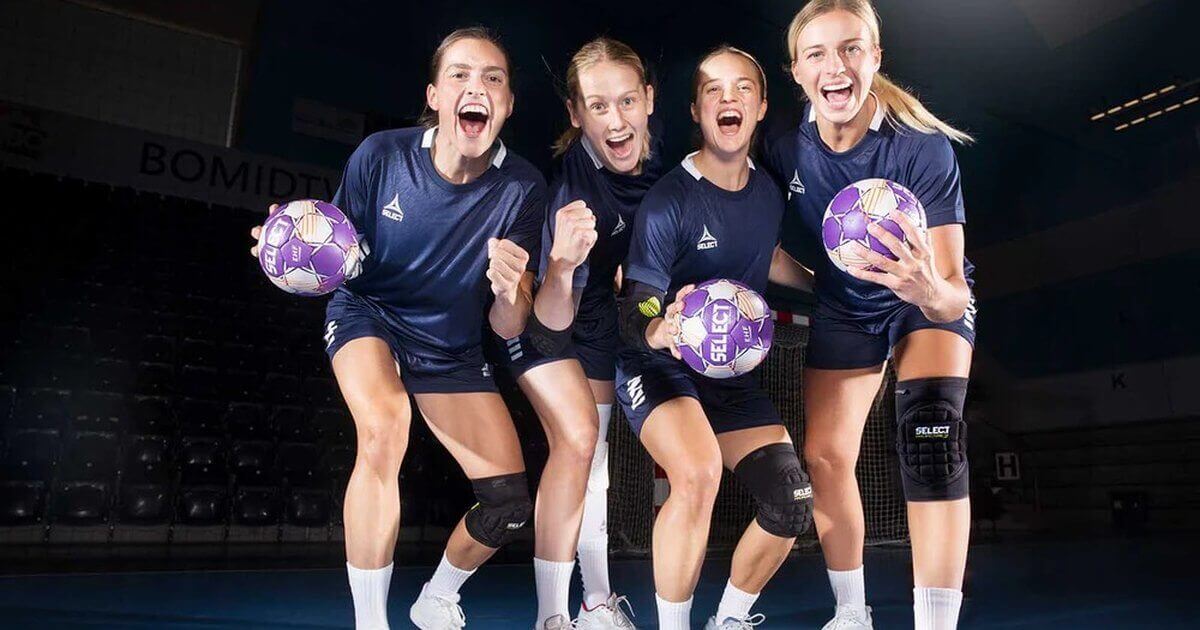 Handbaliste cu genunchiere Select într-o arenă de handbal